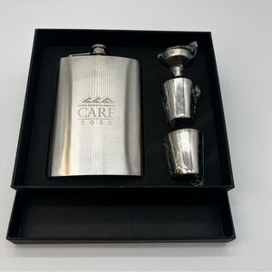 Desert Mountain Members CARE 2020 Engraved Sleek Silver Flask Two Shot Glasses
